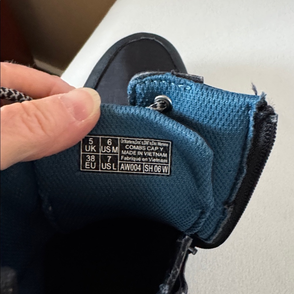 Dr.Marten Combs Cap Y boot - Picture 9 of 11